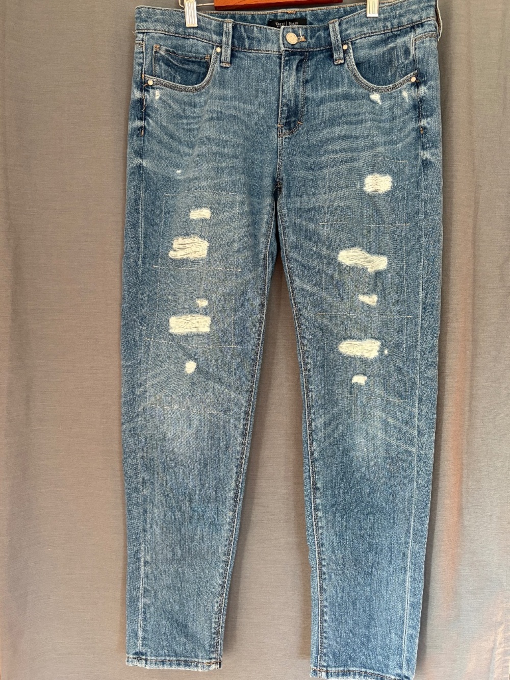 White House Black Market WHBM Size 6 Distressed Girlfriend Jeans Light-Med Wash